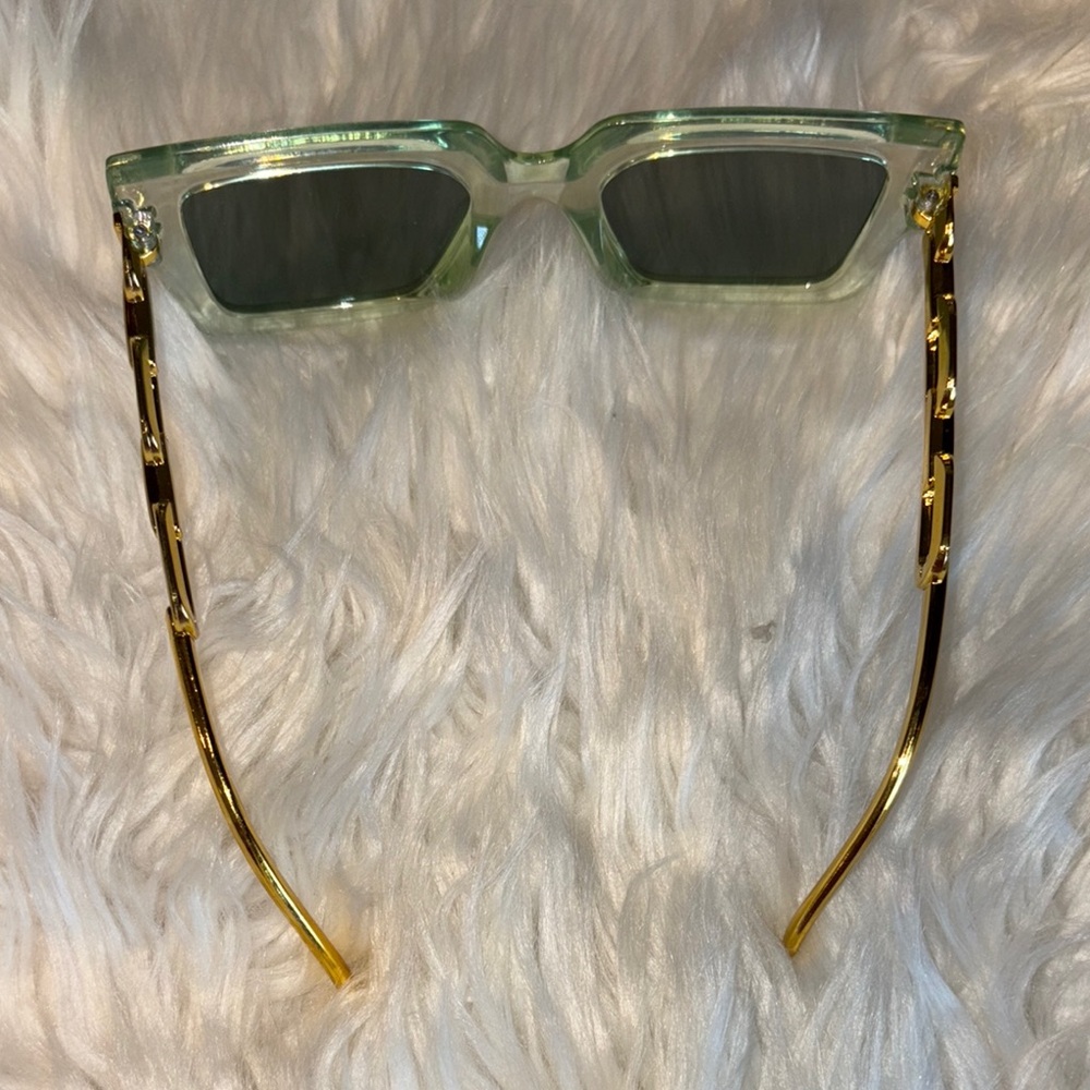 Stylish Green Sunglasses - Picture 3 of 4